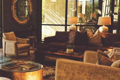 Zo krijgt je woonkamer een hotel chique uitstraling